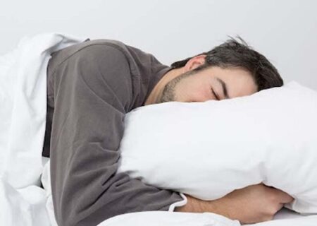 خوابیدن با لباس گرم ممنوع
