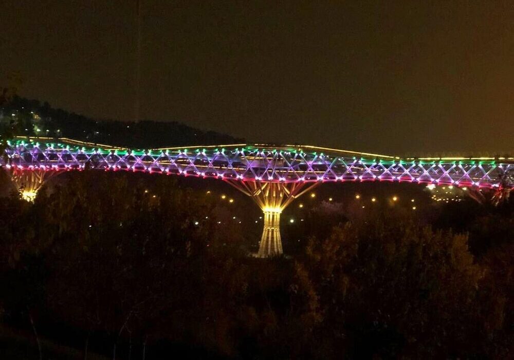 پل طبیعت به رنگ پرچم ایران شد