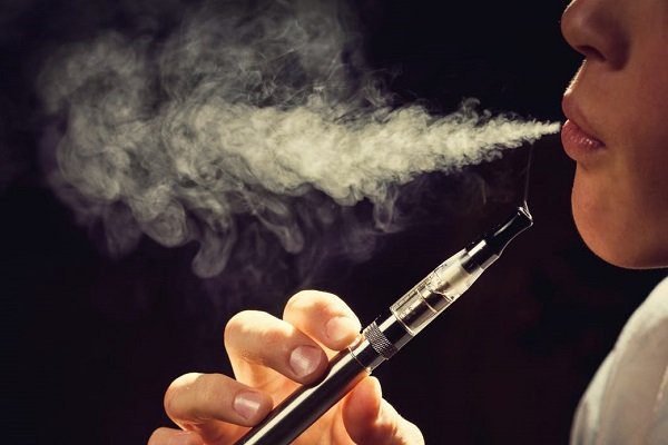 تاثیر سیگار الکترونیکی بر روی دندان ها و لثه ها