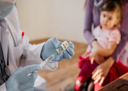 کدام کودکان زیر ۵ سال باید واکسن سرخک بزنند