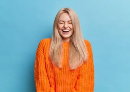 خنده های عصبی از چیه و چطور درمان میشه؟