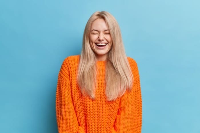 خنده های عصبی از چیه و چطور درمان میشه؟