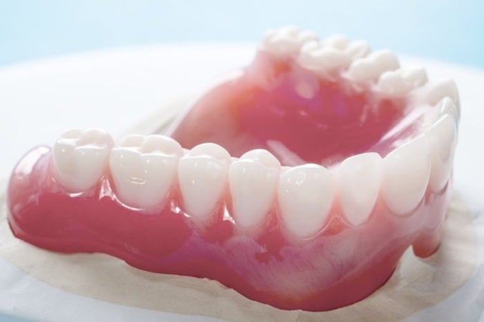 روش شستشو و جرمگیری دندان مصنوعی