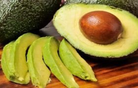 خواص شگفت انگیز آووکادو ؛ میوه‌ ای جادویی برای همه فصول