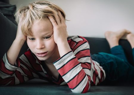 چه عواملی کودکان را در برابر اضطراب آسیب‌پذیر می‌کند؟