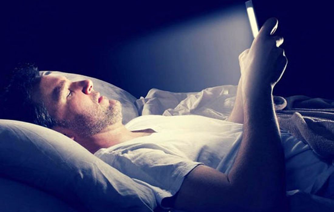 نور آبی ساطع شده از تلفن موجب اختلال در خواب نمی‌شود