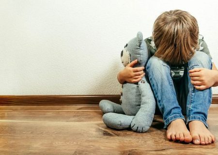 نشانه های آزار جنسی در کودکان را بشناسید