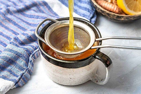 چکاندن لیمو در چای داغ و خطرات آن!