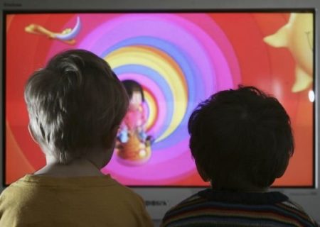 ساعت‌های طولانی تماشای فیلم مانع رشد کلامی کودکان نوپا می‌شود