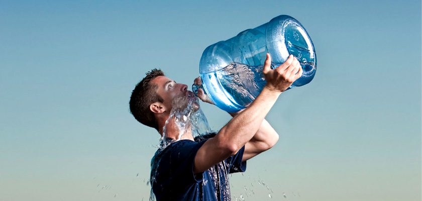 زیاد آب خوردن چه عوارضی دارد؟
