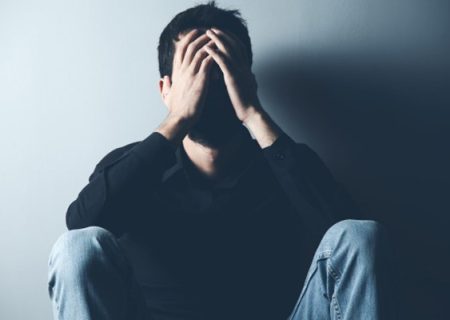 افسردگی شدید و حاد چه نشانه‌هایی دارد؟ بهترین روش درمان