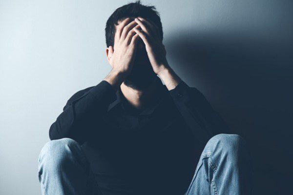 افسردگی شدید و حاد چه نشانه‌هایی دارد؟ بهترین روش درمان