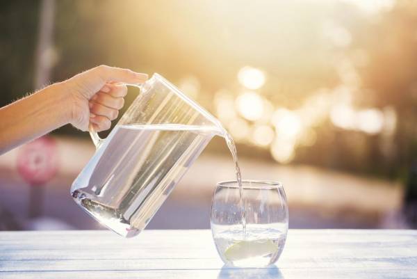 مزایای مصرف آب؛ نوشیدن آب گرم بهتر است یا آب سرد؟