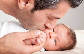 بوسیدن نوزاد چه عوارضی دارد؟ راه‌های پیشگیری از اثرات آن