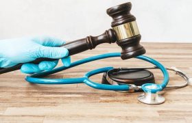 جریمه یک پزشک به دلیل دریافت وجه اضافی از بیمار