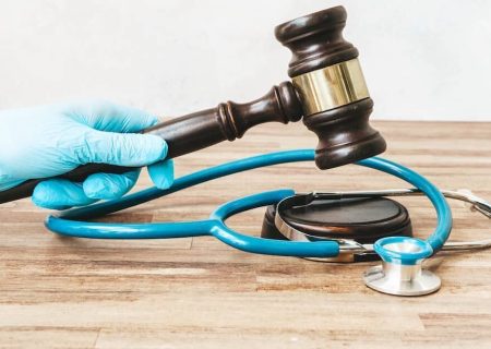جریمه یک پزشک به دلیل دریافت وجه اضافی از بیمار