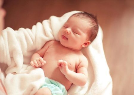 شایع‌ترین بیماری نوزادان که والدین با یبوست اشتباه می‌گیرند