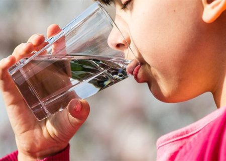 اهمیت آب آشامیدنی و سایر نوشیدنی‌ها برای کودکان