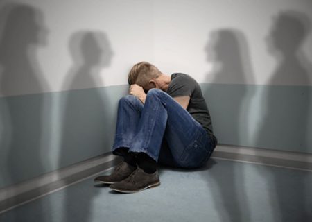 اختلال شخصیت اجتنابی؛ فرد مبتلا به اختلال دوری‌گزین را چگونه بشناسیم؟