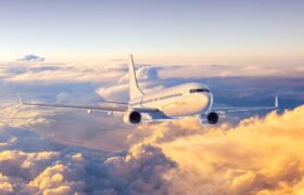 آموزش کلیدواژههای پرواز در زبان انگلیسی با دکتر مقدم فر، آنچه مهماندار میگوید!