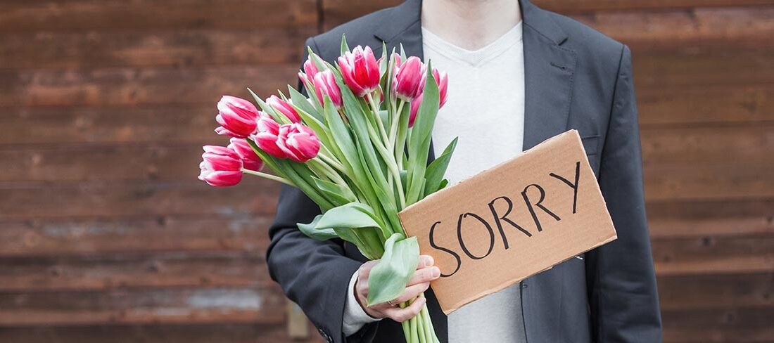 راهنمای جامع عذرخواهی کردن به زبان انگلیسی | اصطلاحات، جملات و موقعیت‌های واقعی