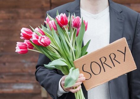 راهنمای جامع عذرخواهی کردن به زبان انگلیسی | اصطلاحات، جملات و موقعیت‌های واقعی